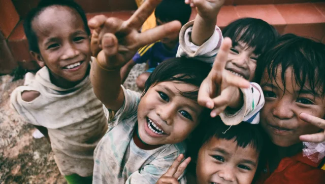 Créer un site internet pour son association : exemples et bonnes pratiques 1 Groupe d'enfants pour lesquels les membres d'une association travaillent ensemble pour créer un site web