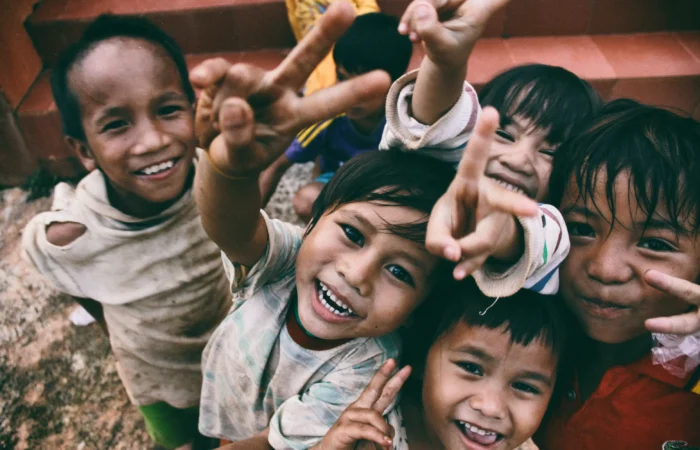 Groupe d'enfants pour lesquels les membres d'une association travaillent ensemble pour créer un site web