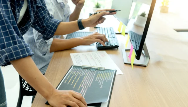 Personnes en train de créer un site internet