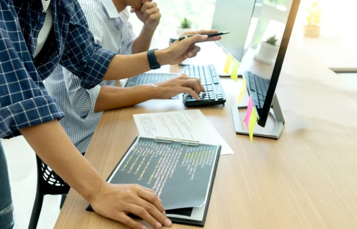 Personnes en train de créer un site internet