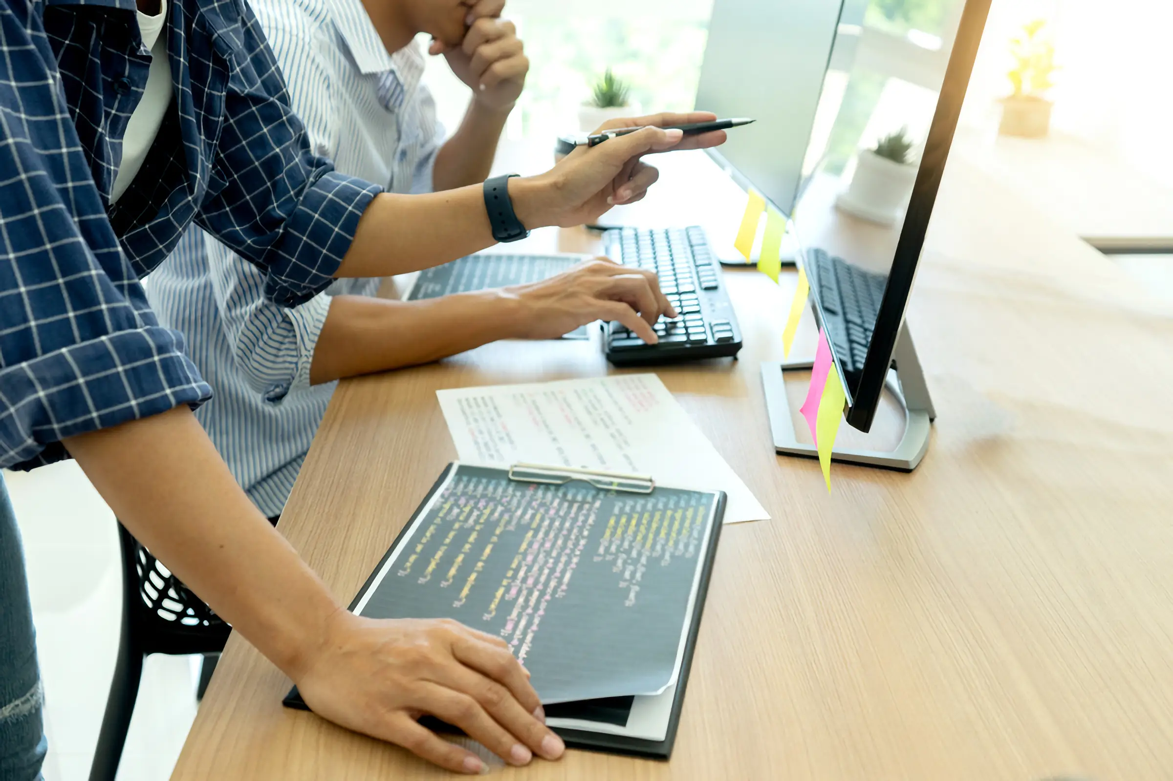 Personnes en train de créer un site internet
